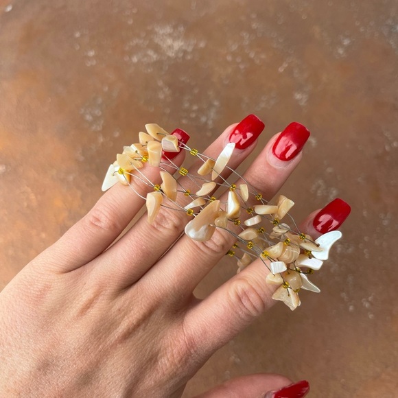 Puka shell wire bracelet - Picture 1 of 5